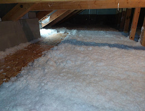 Zateplení stropu rodinného domu pomocí foukané izolace